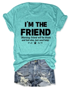T-shirt turchese con stampa e pantaloncini di jeans strappati con bordi sfrangiati stesi