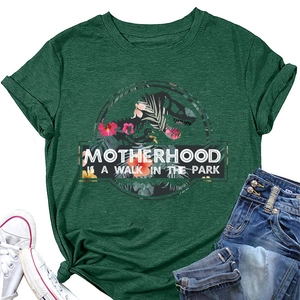 Dettaglio di una t-shirt con grafica di dinosauro tropicale e citazione sulla maternità