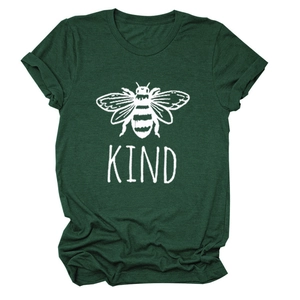 Dettaglio della grafica con ape e della scritta KIND stampata sulla maglia verde