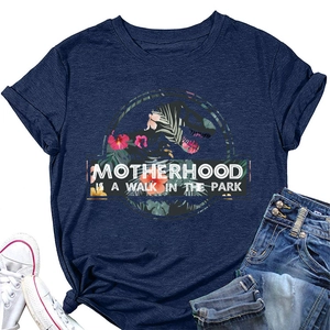 Dettaglio della t-shirt blu scuro con stampa dinosauro floreale e slogan Motherhood