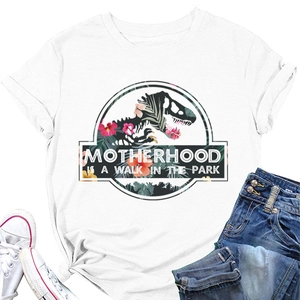 T-shirt bianca in cotone con grafica a tema maternità in stile Jurassic Park e slogan divertente