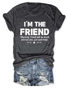 Dettaglio della t-shirt in cotone grigio con testo bianco e shorts in denim consumato