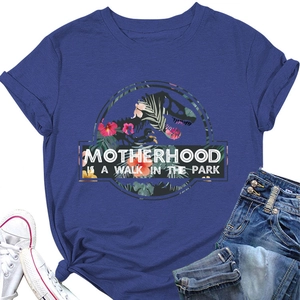Piatto di una maglietta blu navy con stampa di dinosauro e pantaloncini di jeans