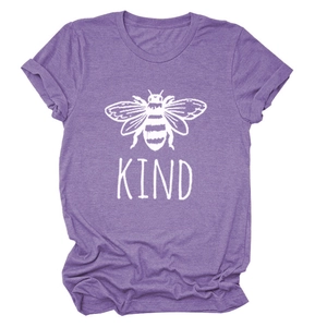 Dettaglio della stampa ape e KIND su t-shirt in cotone viola con maniche risvoltate