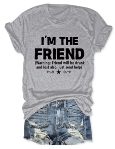 T-shirt grigia stampata e pantaloncini di jeans con strappi in stile flat lay