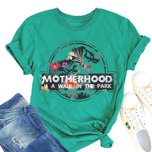 T-shirt in cotone verde con stampa di dinosauro e fiori stile Jurassic in piano