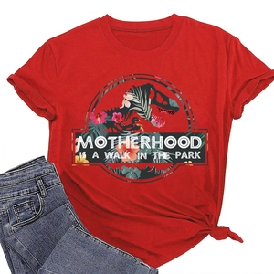 Dettaglio della t-shirt rossa girocollo con stampa maternità stile Jurassic e fiori