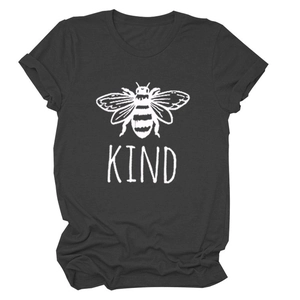Dettaglio di una t-shirt in cotone grigio scuro con stampa di ape e scritta KIND