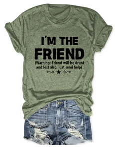 T-shirt verde mélange con stampa I'M THE FRIEND e pantaloncini di jeans strappati flat lay