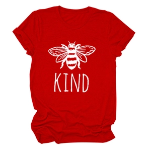 Dettaglio della t-shirt rossa in cotone con grafica Bee Kind e maniche con risvolto