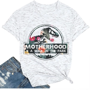 Dettaglio ravvicinato della T-shirt bianca con grafica di dinosauro e pantaloncini