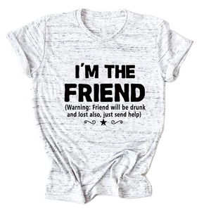 Dettaglio della scritta I'M THE FRIEND stampata su una t-shirt grigia a girocollo