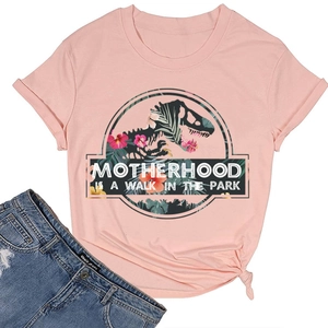 T-shirt rosa con grafica stile Jurassic e orlo annodato con pantaloncini di jeans denim