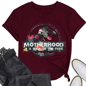 Lay flat della t-shirt bordeaux con dinosauro, jeans neri e scarpe da ginnastica