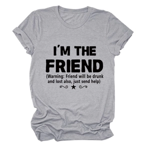 Dettaglio della maglietta grigia con stampa nera dello slogan divertente 'I'M THE FRIEND'