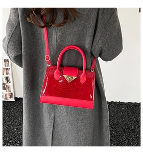 Borsa rossa a trapezio effetto coccodrillo abbinata a un cappotto grigio elegante