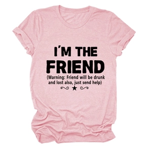 Dettaglio della maglietta rosa in cotone con stampa nera I'm the friend scritta