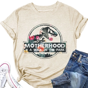 T-shirt beige con stampa dinosauro maternità, jeans e scarpe di tela in piano