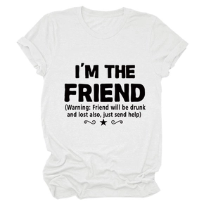 T-shirt bianca in cotone a girocollo con slogan I'm the friend e grafiche di stelle