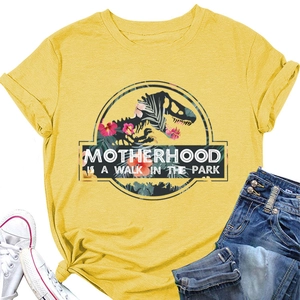 T-shirt gialla distesa con grafica floreale di dinosauro e slogan Motherhood