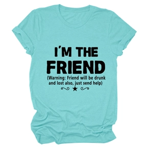 Dettaglio della t-shirt verde acqua con slogan I'M THE FRIEND e grafiche di stelle