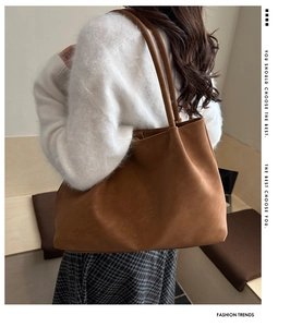 Bruine vintage leren shopper met grote capaciteit gedragen aan de schouder