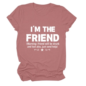 Dettaglio della t-shirt in cotone rosa antico con stampa dello slogan I'M THE FRIEND