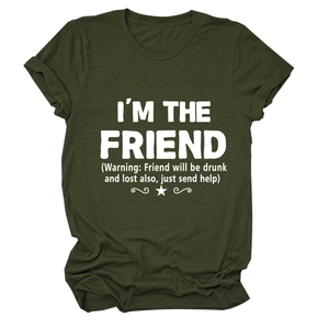 Dettaglio della scritta bianca I'm the friend su t-shirt a maniche corte in cotone verde scuro