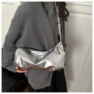 Vue détaillée du sac hobo métallisé argenté avec texture plissée et style hobo élégant