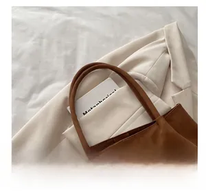 Detail van de dikke ronde handvatten op een bruine matte shopper voor vrouwen