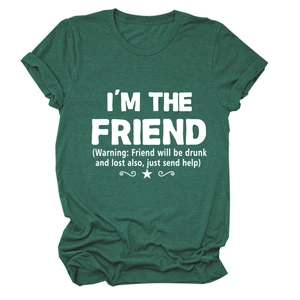 Dettaglio della stampa I'M THE FRIEND su t-shirt verde scuro melange