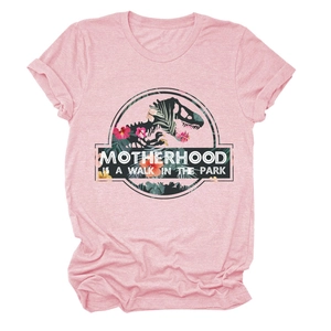 Dettaglio maglietta rosa con stampa grafica Motherhood Is A Walk In The Park