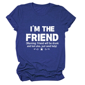 Dettaglio di t-shirt in cotone blu con slogan umoristico bianco e grafiche di stelle