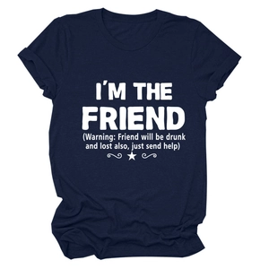 Dettaglio della maglietta blu navy con stampa della scritta bianca I'M THE FRIEND
