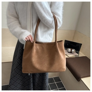 Dettaglio della borsa tote vintage color caramello con una morbida finitura opaca