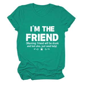 Dettaglio della maglietta verde acqua con stampa bianca 'I'm the friend' e stelle