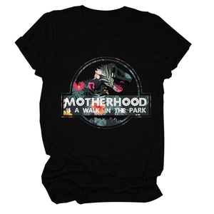 Dettaglio ravvicinato di una t-shirt nera a girocollo con grafica floreale di dinosauro