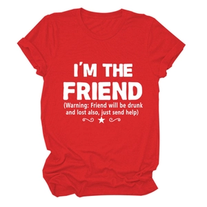 Dettaglio della t-shirt rossa girocollo con stampa grafica bianca I'm the Friend