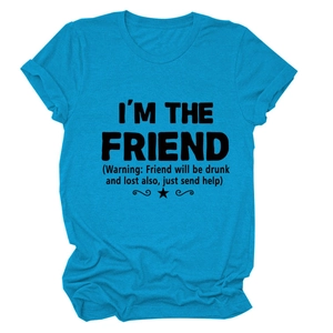 Dettaglio della maglietta in cotone blu acceso con scritta I'm the friend e stelle