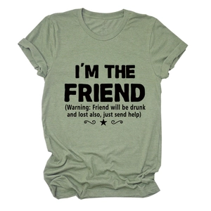 Dettaglio della t-shirt verde salvia con stampa I'M THE FRIEND e trama in cotone