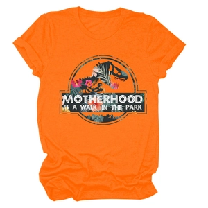 Dettaglio della grafica della t-shirt arancione con silhouette di dinosauro e testo mamma