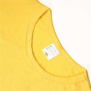 Dettaglio del girocollo e dell'etichetta della taglia sulla t-shirt gialla girasole