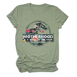 Dettaglio della stampa grafica stile Jurassic sulla t-shirt girocollo verde erba