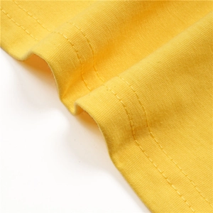 Dettaglio della doppia cucitura sull'orlo di una t-shirt in cotone a maglia gialla