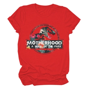 Dettaglio della t-shirt rossa con logo dinosauro floreale e scritta sulla maternità