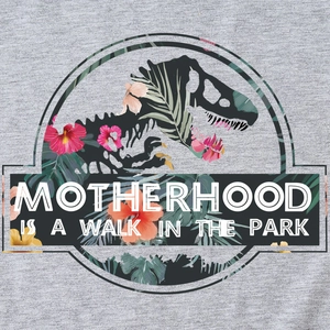 T-shirt grigia con logo di dinosauro stile Jurassic e testo Motherhood is a walk in the park