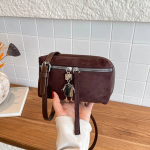 Borsa a tracolla vintage in pelle scamosciata marrone con ciondolo robot argento