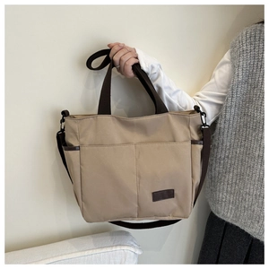 Borsa tote kaki con cinturini marrone scuro e tasche anteriori funzionali