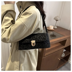 Détail du sac à main vintage à motif léopard avec un fermoir doré en métal classique