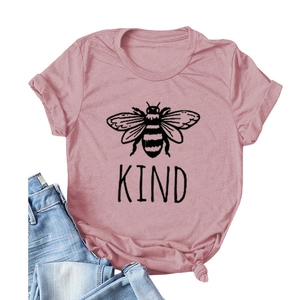 T-shirt rosa in cotone con stampa ape KIND e jeans blu strappati completo casual chic
